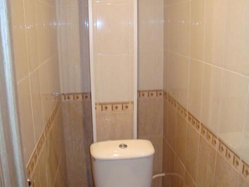 Как замаскировать люк в туалете. Короб для труб в туалете