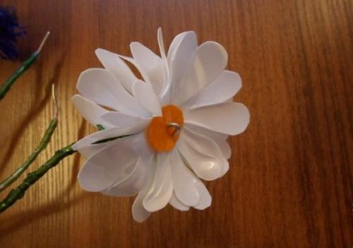 Ромашки из бутылок пластиковых. Белые ромашки из пластиковых бутылок