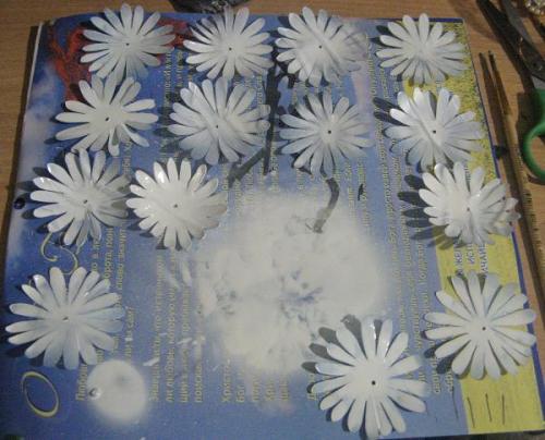 Ромашки из бутылок пластиковых. Белые ромашки из пластиковых бутылок