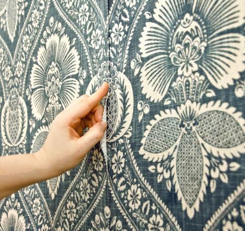 Плюсы и минусы обоев под покраску. Что лучше: покрасить стены или наклеить обои под покраску