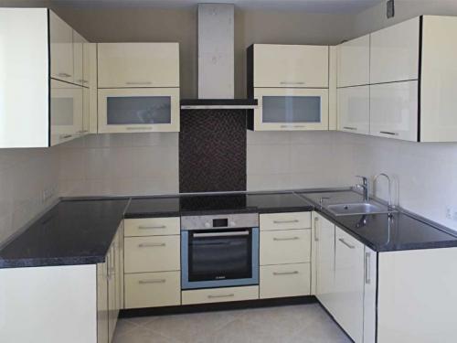 Дизайн кухни в зеленом цвете. Светлые оттенки, зелёный ультрамарин и неон 11