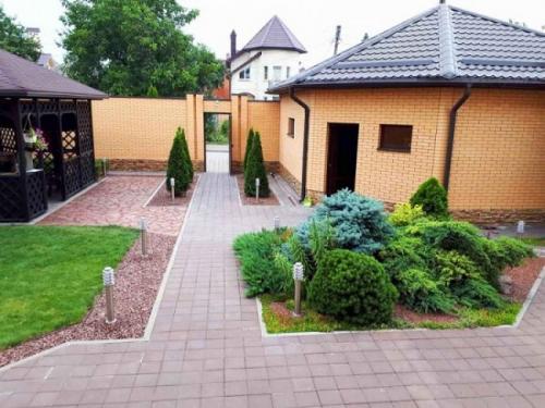 Красивый дворик частного дома своими руками. Принципы планировки двора возле частного дома 02