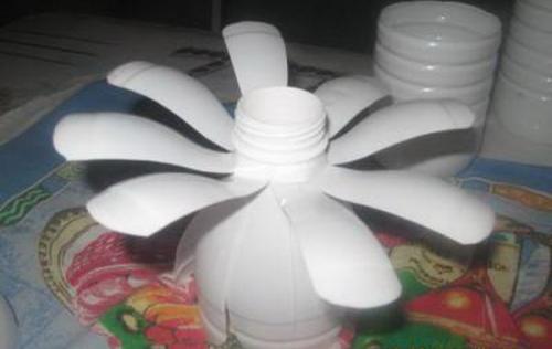 Ромашки из бутылок пластиковых. Белые ромашки из пластиковых бутылок