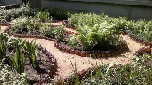 Клумбы из пластиковых бутылок для сада своими руками. Поделки для сада из пластиковых бутылок 03 Клумбы из пластиковых бутылок для сада своими руками. Поделки для сада из пластиковых бутылок 03