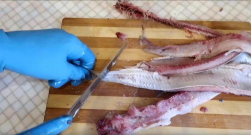 Как почистить селедку от мелких костей. Как правильно и быстро почистить селедку от костей: простая пошаговая инструкция