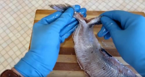 Как почистить селедку от мелких костей. Как правильно и быстро почистить селедку от костей: простая пошаговая инструкция
