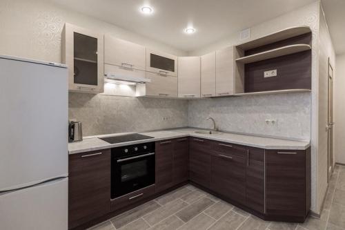 Кухня с зеленым фартуком и бежевыми обоями. Что выполнить в бежевом цвете на кухне