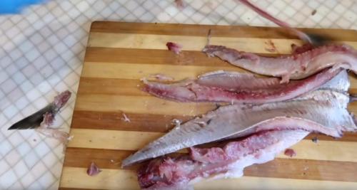 Как почистить селедку от мелких костей. Как правильно и быстро почистить селедку от костей: простая пошаговая инструкция