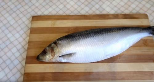 Как почистить селедку от мелких костей. Как правильно и быстро почистить селедку от костей: простая пошаговая инструкция