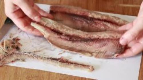 Очистить селедку одним движением. 5 способов быстрой очистки селедки