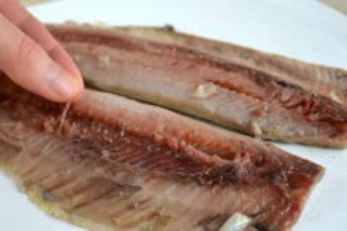 Очистить селедку одним движением. 5 способов быстрой очистки селедки