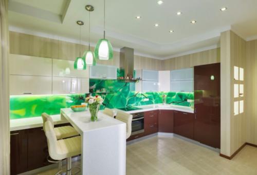 Кухня с зеленым фартуком. Рабочая мебель и стены: особенности бело-зеленой палитры 09 Кухня с зеленым фартуком. Рабочая мебель и стены: особенности бело-зеленой палитры 09
