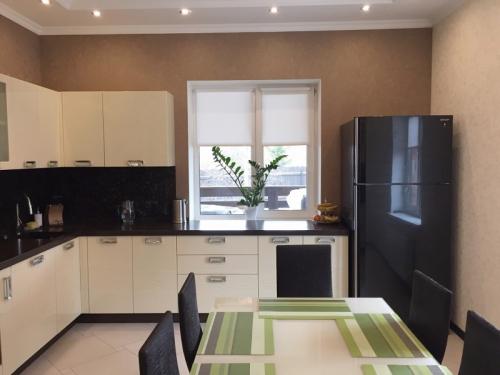 Кухня с зеленым фартуком и бежевыми обоями. Что выполнить в бежевом цвете на кухне