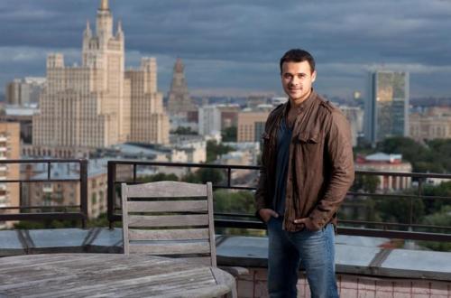 Эмин Агаларов его дом. Эмин Агаларов построил для сыновей дворец со стеклянными стенами на берегу Каспийского моря