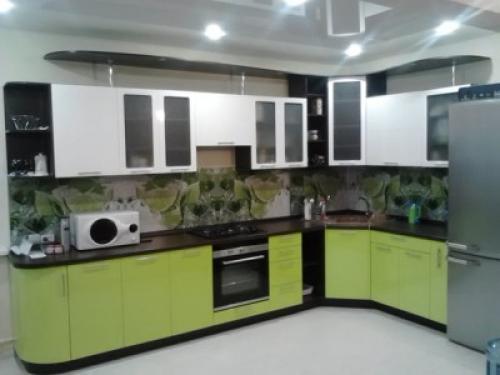 Кухня с зеленым фартуком. Рабочая мебель и стены: особенности бело-зеленой палитры