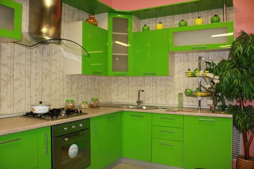 Белая кухня с зеленым фартуком. Где рекомендовано использовать цвет