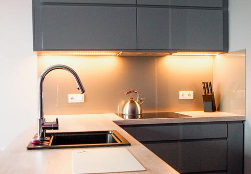 Серая кухня с зеленым фартуком. Какие сочетания цветов применить в оформлении кухни