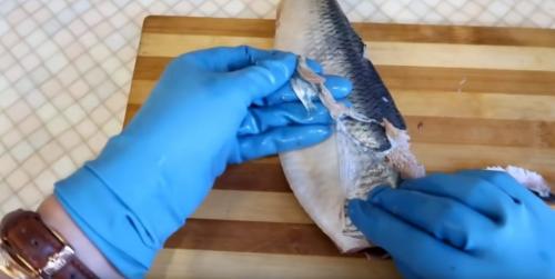 Как почистить селедку от мелких костей. Как правильно и быстро почистить селедку от костей: простая пошаговая инструкция