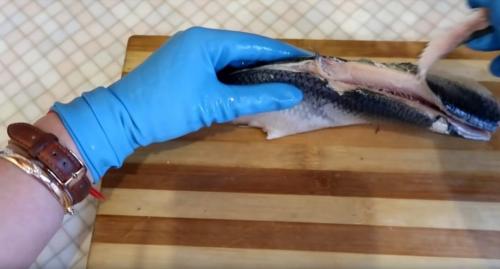 Как почистить селедку от мелких костей. Как правильно и быстро почистить селедку от костей: простая пошаговая инструкция