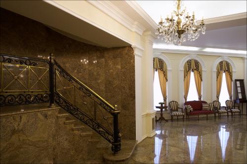 Сколько стоит дом Эмина Агаларова. Эмин Агаларов удивил роскошью дома со стеклянными стенами, выстроенного на берегу моря