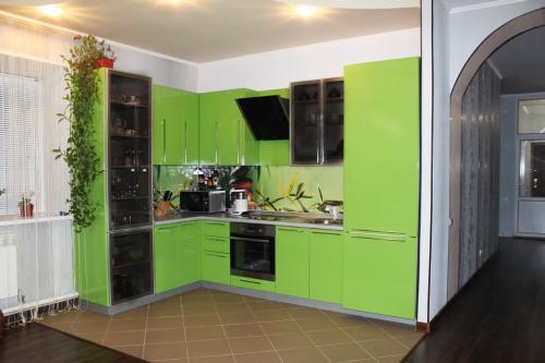 Белая кухня с зеленым фартуком. Где рекомендовано использовать цвет