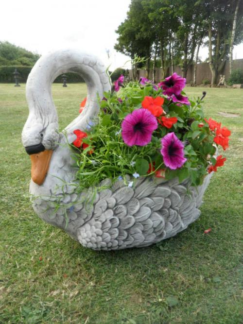 Лебеди из пластиковых бутылок – клумба для сада. Белый лебедь из пластиковой бутылки