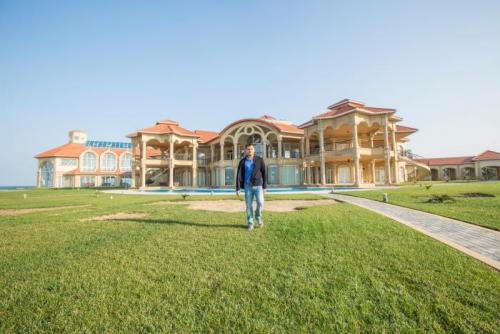 Сколько стоит дом Эмина Агаларова. Эмин Агаларов удивил роскошью дома со стеклянными стенами, выстроенного на берегу моря