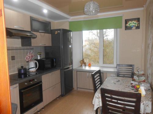 Кухня с зеленым фартуком и бежевыми обоями. Что выполнить в бежевом цвете на кухне