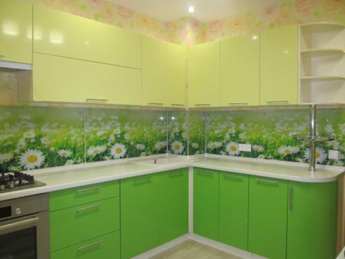 Белая кухня с зеленым фартуком. Где рекомендовано использовать цвет
