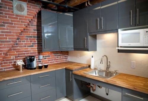 Серая кухня с зеленым фартуком. Какие сочетания цветов применить в оформлении кухни