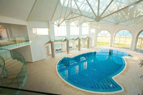 Сколько стоит дом Эмина Агаларова. Эмин Агаларов удивил роскошью дома со стеклянными стенами, выстроенного на берегу моря