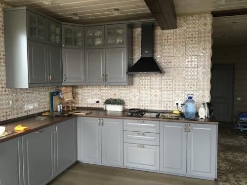 Серая кухня с зеленым фартуком. Какие сочетания цветов применить в оформлении кухни