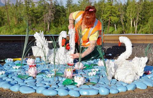 Лебеди из пластиковых бутылок – клумба для сада. Белый лебедь из пластиковой бутылки