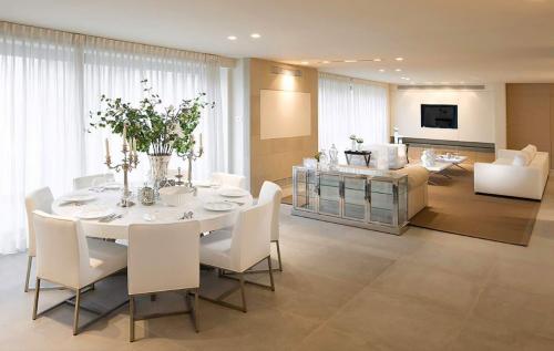 Дизайн комнаты с двумя окнами на разных стенах. Как оформить интерьер комнаты с двумя окнами 12