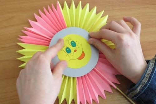 Детские поделки для мамы. Поделка на День матери для детского сада из салфеток, гофрированной бумаги или картона (шаблоны прилагаются)