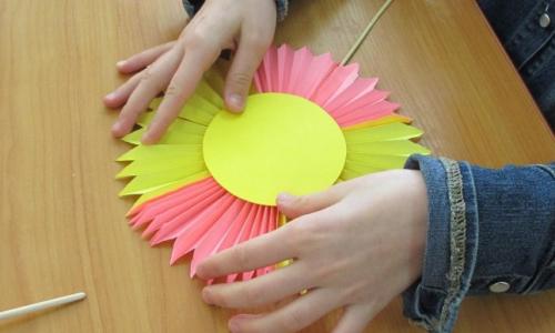 Детские поделки для мамы. Поделка на День матери для детского сада из салфеток, гофрированной бумаги или картона (шаблоны прилагаются)