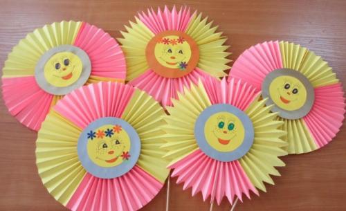 Детские поделки для мамы. Поделка на День матери для детского сада из салфеток, гофрированной бумаги или картона (шаблоны прилагаются)