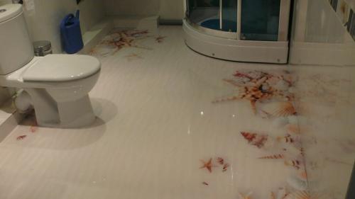 Покрытие на пол в ванную. Материалы для отделки пола в ванной вместо плитки