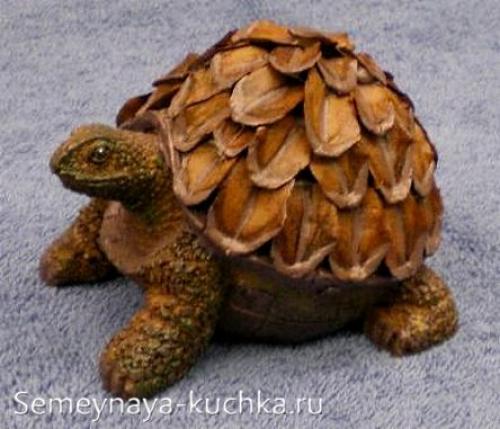 Поделка Стрекоза своими руками из природного материала. ЧЕШУЙКИ от шишек.