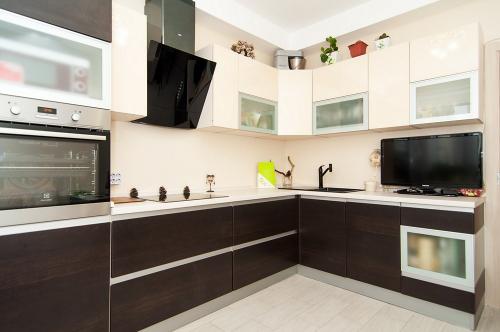 Цвет крем-брюле в интерьере. Матовый кухонный гарнитур в цвете ваниль и крем-брюле (подборка фото)