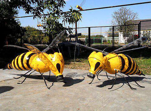 Пчёлы научились открывать пластиковые бутылки без посторонней помощи