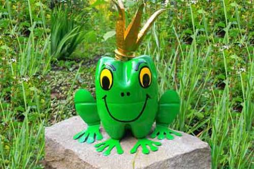 Как сделать лягушку для сада своими руками. Лягушка из пластиковых бутылок — очаровательное украшение вашего участка . Пошаговая инструкция по изготовлению .
