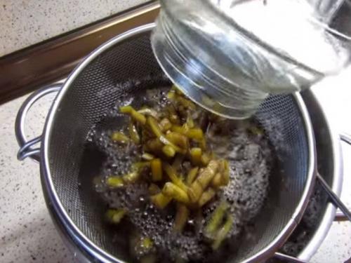 Что сделать с банановыми шкурками. Польза банановой кожуры для растений 07