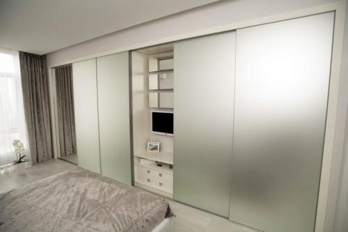 Как спрятать холодильник в зале. Прячься скорее в шкаф! Семь идей о том, как сделать квартиру просторнее