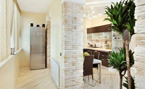 Как спрятать холодильник на кухне. Куда поставить холодильник если на кухне нет места?