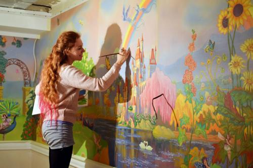 Какими красками расписывают стены. Роспись стены в доме: какие краски использовать?