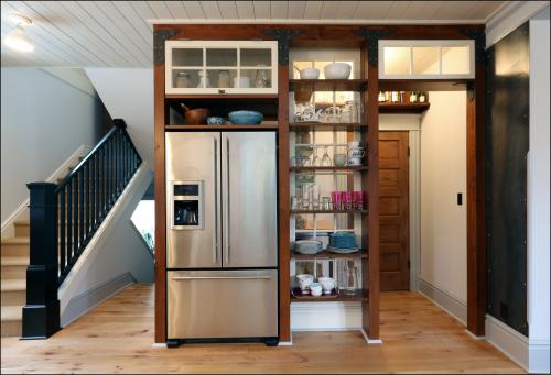 Как спрятать холодильник на кухне. Куда поставить холодильник если на кухне нет места?