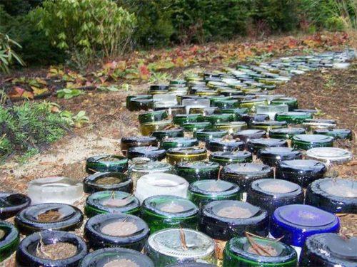 Дорожка из бутылок. Как сделать садовые дорожки из стеклянных бутылок