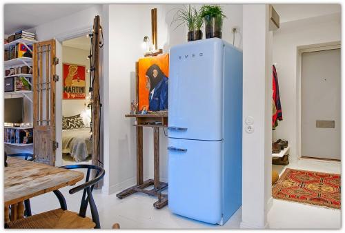 Как спрятать холодильник на кухне. Куда поставить холодильник если на кухне нет места?