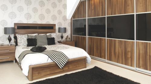 Шкаф-купе в спальню. Что такое встроенный шкаф-купе и какие у него достоинства